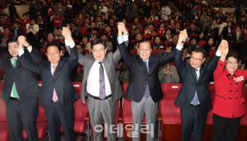 '손 들어 인사하는 권영세-권성동'