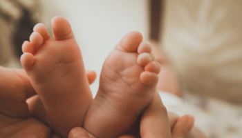 엎드려 재운 생후 83일 아들 사망…낮잠 잔 부부 송치
