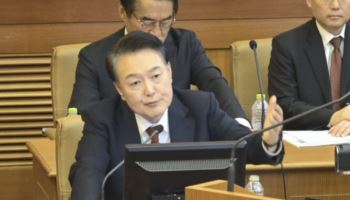 尹 탄핵 '인용돼야' 56.7% vs '기각돼야' 40.7%