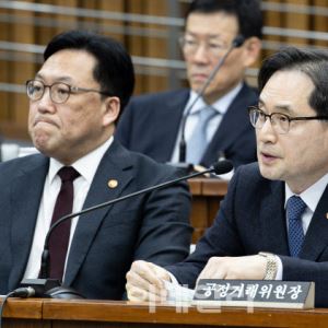 공정위원장 "홈플러스 '임대을' 운영, 위법 여부 살피겠다"