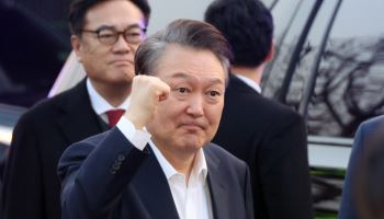 밀리는 선고에 혼돈의 탄핵정국…반전의 시간인가, 희망고문일까