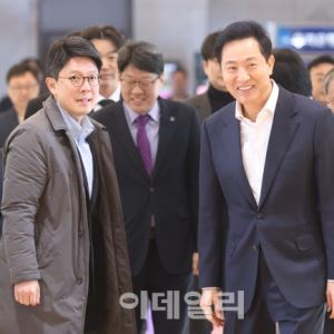 [포토]강연장 입장하는 오세훈 서울시장                                                                                                                                                                   