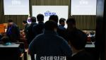 민주 "崔대행 탄핵 여부, 지도부 위임키로"…심야회의서 계속 논의