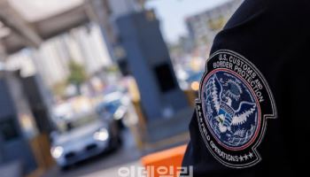 美 입국 거부당한 프랑스 과학자, 휴대폰서 무슨 얘기 했길래