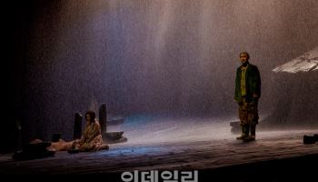 폭풍우보다 혹독한 현실…어부의 부서진 '만선' 꿈