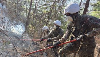 軍, 산불 진화에 인력 5000명·헬기 146대 투입…항공유 지원도