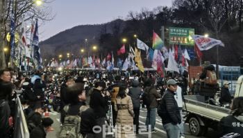 ‘트랙터 시위’ 남태령 6시간째 대치…`尹 지지자`도 몰려 혼란