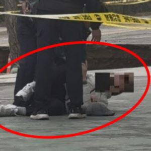 '강동 싱크홀' 옆 드러누운 남성…사고 현장서 "왜 막냐" 난동