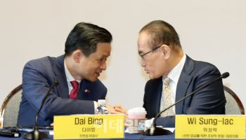 인사 나누는 다이빙 주한중국대사-위성락 선진 외교를 위한 초당적 포럼 대표의원