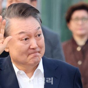 尹, 지지자에 "늘 곁 지키겠다"…'사저정치' 시동 거나
