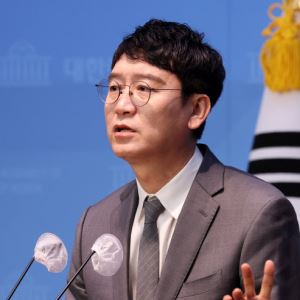 김웅 “국민의힘, 대선 후보 내지 말아야…벼룩도 낯짝 있다”