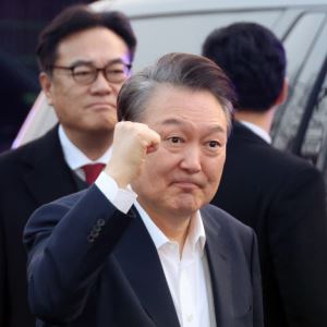 尹, 강성지지층 겨냥한 메시지 정치…조기대선 개입하나