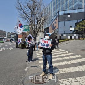 아직 관저 머무르는 尹…“윤 어게인” 외치는 지지자들