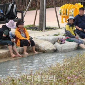 [포토] 불암산 힐링타운에서 휴식 취하는 시민들                                                                                                                                                           