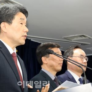 의대 모집인원 동결에도 ‘정원 5058명’ 유지…갈등 뇌관 우려(종합)