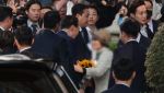 "사저 돌아간 윤석열에 꽃다발 건넨 입주민, '이 사람' 어머니였다"