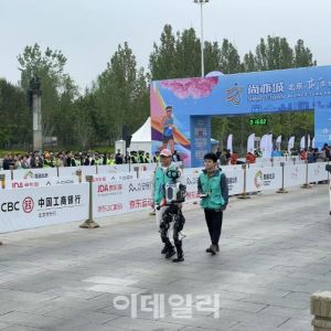 ‘좀 뛰는’ 로봇 총집결, 베이징서 최초 마라톤 대회 열렸다(영상)