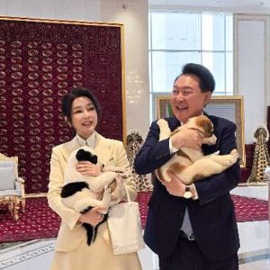 “개는 주인이 키워야” 文 비판하더니…尹 부부 반려견, 결국 동물원행