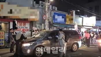“짱X”, “빨갱이”…중국 음식점 거리서 '혐중' 외친 尹지지단체