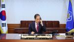 韓대행, 대선출마 묻자 "노 코멘트…아직 결정 안내려"