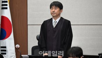 인사하는 지귀연 부장판사