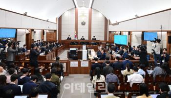 12·3 비상계엄을 선포해 내란 우두머리 혐의로 재판