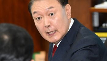 변호인과 대화하는 윤석열 전 대통령
