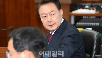 재판장 둘러보는 윤석열 전 대통령