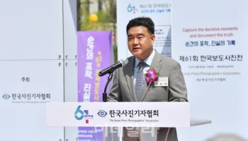 개막 인사말하는 이호재 한국사진기자협회장