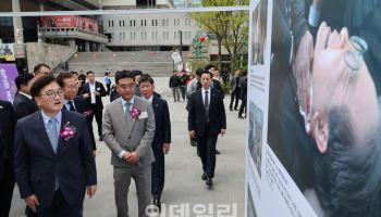 우원식 국회의장, 보도사진전 관람
