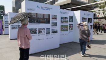 한국보도사진전 살펴보는 시민들