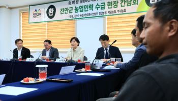 농촌 인력난에 정부 농번기 700만명 지원…계절근로자 입국 전담팀도