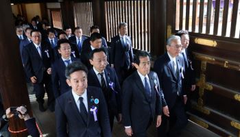 올해도 이어진 야스쿠니 신사 참배…日총리는 '봉납'만