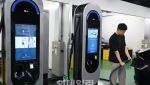 '캐즘' 못 피한 LG전자, 전기차 충전기 3년만에 접었다