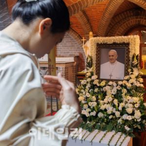 "약자 향한 배려 잊지 않겠습니다"…빗속 교황 추모 발길