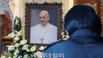 평화의 등불 밝히고 떠난 교황