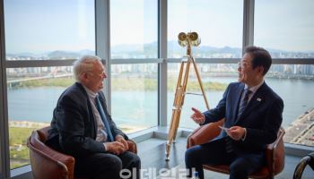 이재명, 미국 CSIS소장 만나 “한일·한미일 협력 공고화”