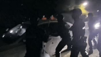 흉기 들고 4시간 대치하던 살인범, 특공대가 7초 만에 제압 (영상)