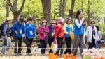 현대글로비스 봉사단, 지역 어르신과 성수동 &apos;핫플&apos; 봄 나들이