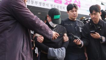 일가족 살해한 50대 가장…"계획 범죄냐" 질문에 고개 '끄덕'