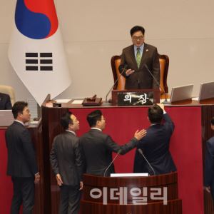 [포토]'우원식 국회의장 발언에 항의하는 권성동 원내대표'                                                                                                                                       
