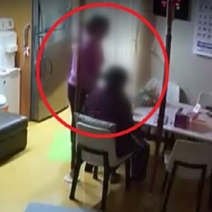 “그만 X먹어라” 요양보호사의 학대…85세 치매 母는 울었다