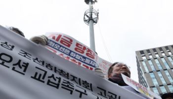 정부, '고공농성' 한화오션 하청노동자 찾아…갈등해결 물꼬 틀까