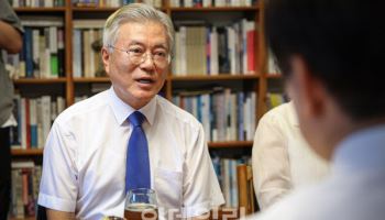 "윤석열과 문재인, 같은 시기 재판 모략?"...文 변호인단 '분노'