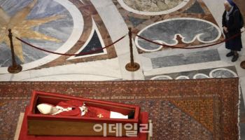 금녀 관례 깨고 교황 옆에서 눈물훔친 수녀…각별한 우정 감동