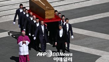 교황 장례 미사 시작…트럼프·젤렌스키 대통령 등 참석