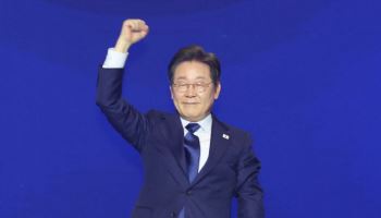 이재명, '압도적 지지로 대선 후보에 선출'