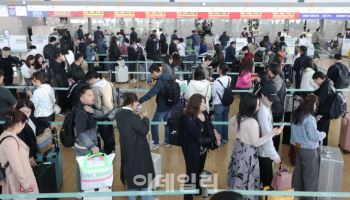 여행객들로 북적이는 공항