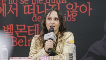 "'좋아요' 판치는 혐오스런 세상, 예술가는 맞서 싸워야"