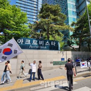 수사관 밀려들고 지지자까지…尹 리스크 현실화, 주민들 `골머리`